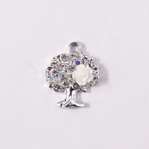 Dettaglio del ciondolo albero d'argento con strass colorati e rosa per gioielli fai da te