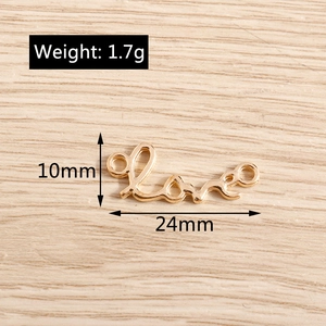 Detailansicht Love Anhänger mit Abmessungen 24x10mm und einem Gewicht von 1,7g