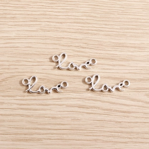 Details von silbernen Love-Anhängern mit zwei Ösen für DIY-Halskettenverbinder