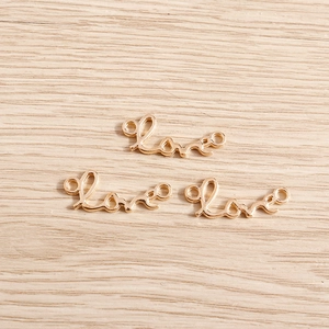 Drei glänzende hellgoldene Love Anhänger für DIY Halsketten und Armband Basteln