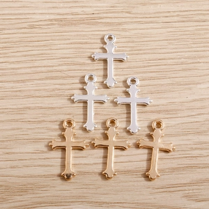 Modische minimalistische Kreuzanhänger in Gold und Silber für DIY Schmuckherstellung