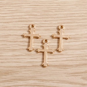 Set mit drei goldenen Vintage Kreuzanhängern für DIY Schmuckherstellung und Basteln
