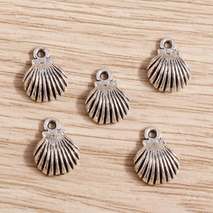 Gros plan détaillé des pendentifs coquillage en alliage argenté pour bijoux DIY