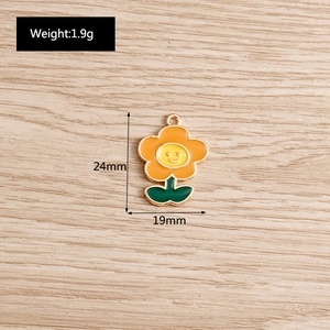 Dettaglio del ciondolo a girasole con dimensioni 24mm per 19mm su base di legno
