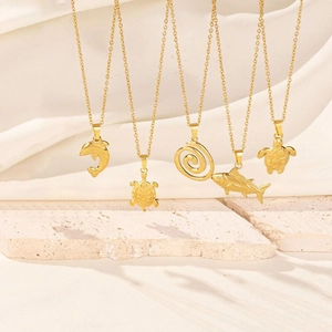 Goldene Edelstahlketten mit Meeresmotiven wie Schildkröte und Delfin Anhängern