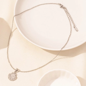 Dettaglio della collana con ciondolo a conchiglia argento con trama a coste e catenina