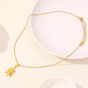 Collana alla moda in acciaio inossidabile dorato con un delicato ciondolo a tartaruga