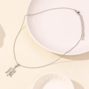 Dettaglio della collana con ciondolo a tartaruga in acciaio inossidabile e chiusura a moschettone