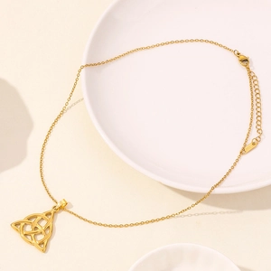 Dettaglio del ciondolo Triquetra dorato su catena in acciaio con marchio S.STEEL