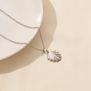 Dettaglio della collana con ciondolo a conchiglia argento con trame fini su catena