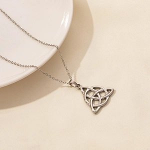 Dettaglio del ciondolo a nodo celtico Triquetra in argento con catena metallica