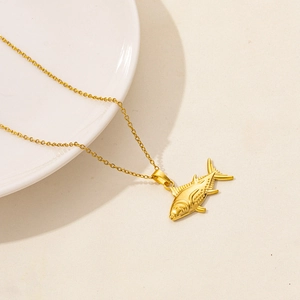 Elegante goldene Fisch-Halskette mit detaillierten Schuppen an einer feinen Gliederkette