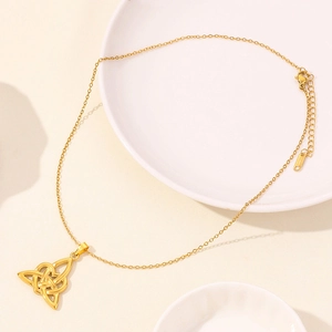 Dettaglio della collana Triquetra dorata con chiusura a moschettone e targhetta in acciaio