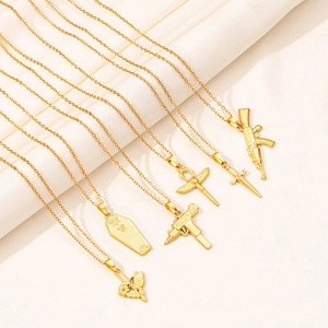 Set di collane dorate in acciaio inossidabile con pendenti AK47, pugnale e croce di Ankh