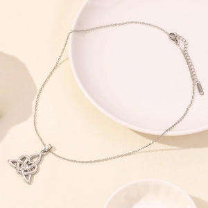 Dettaglio del ciondolo a nodo Triquetra argento con chiusura a moschettone e tag S.STEEL