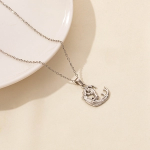 Pendente artistico sagoma femminile argento con catena delicata su sfondo materico