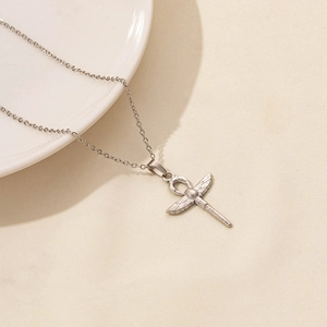 Dettaglio ravvicinato di un ciondolo a croce Ankh d'argento con ali su catena in acciaio