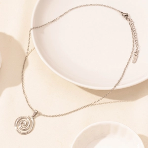 Makro-Detail der Halskette mit Spiral-Anhänger aus Edelstahl und verstellbarem Verschluss