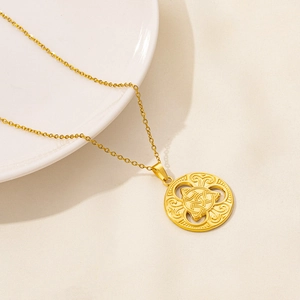 Dettaglio ravvicinato della collana con pendente a nodo celtico dorato su ceramica