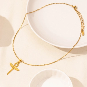 Dettaglio macro della collana con ciondolo a croce Ankh dorata con ali e chiusura a moschettone