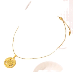 Collana minimalista in acciaio inossidabile dorato con ciondolo tondo a nodo celtico