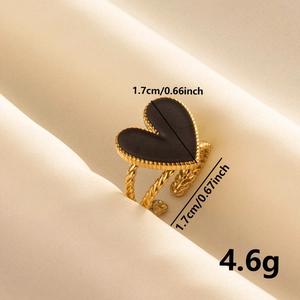 Détail d'une bague coeur vintage avec émail noir et mesures de l'anneau torsadé doré