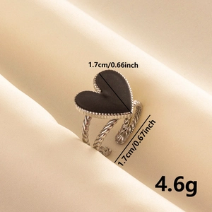 Détail de la bague vintage en forme de cœur avec émail noir et bordure torsadée