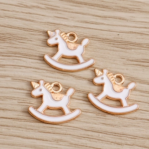 Trois pendentifs cheval à bascule licorne en alliage doré et émail pour bijoux DIY