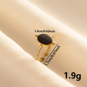 Détail de bague en acier avec émail noir et anneau à texture de corde torsadée