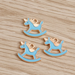 Détail de pendentifs licorne cheval à bascule en émail bleu et bordure dorée pour bijoux