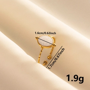 Détail d'une bague dorée texturée avec émail marbré et dimensions précises
