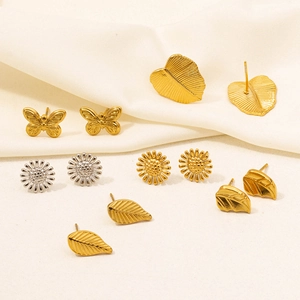 Detailansicht der Vintage-Ohrstecker aus 304 Edelstahl mit Blatt und Schmetterling