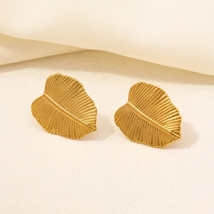 Elegante Blatt-Ohrstecker aus 304 Edelstahl mit goldenem matten Palmblatt-Design