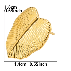 Detailansicht der 304 Edelstahl Blatt Ohrstecker mit feiner Aderstruktur und Goldfinish