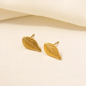 Detailansicht goldener Blattohrringe mit filigranen metallischen Aderstrukturen