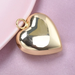 Macro-opname van een gepolijste hartvormige hanger met 18k gouden afwerking en glad metaal