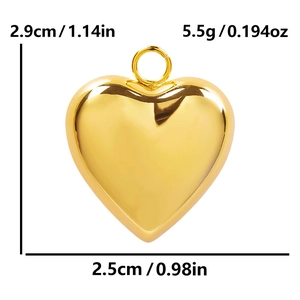 3D gouden hartvormige hanger afmetingen met 2,9 cm hoogte en 2,5 cm breedte details