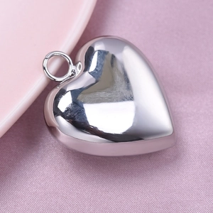 Macrodetail van een gepolijste roestvrijstalen hartvormige hanger voor het maken van sieraden