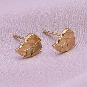 Detailansicht der Blatt-Ohrstecker aus 304 Edelstahl in Gold auf rosa Stoff