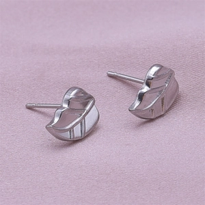 Makroaufnahme von 304 Edelstahl-Ohrsteckern in Blattform mit Vintage-Metall-Finish