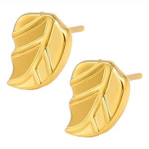 Nahaufnahme von 304 Edelstahl Blattohrsteckern in poliertem Gold mit Blattadern-Detail
