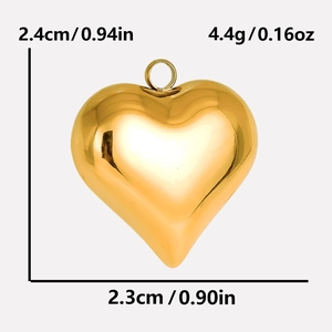 Detail van gepolijste 18k gouden hartvormige hanger met afmetingen 2,4cm x 2,3cm en gewicht