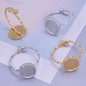 Makroansicht verstellbarer 304 Edelstahl Ringrohlinge mit gehämmerter Textur für DIY