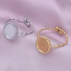 Makroaufnahme von gedrehten 304 Edelstahl Ringen in Gold und Silber verstellbar