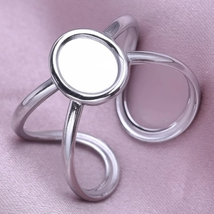 Macro view of a 304 stainless steel triple oval bezel ring base for DIY gemstone settings