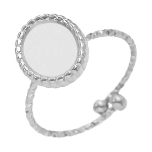 Detailaufnahme eines silbernen verstellbaren Rings mit Seilstruktur und runder Fassung