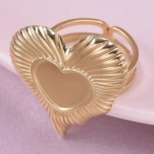 Detailed close-up of 18K gold heart ring featuring elegant radial textured ridges