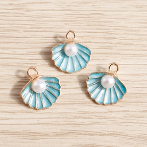 Colgantes de concha esmaltados azul cielo con perlas y borde dorado para joyería DIY