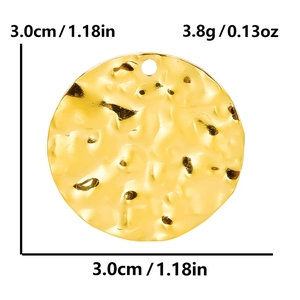 Detail showing 30mm hammered texture gold pendant size and weight specifications