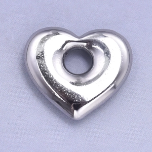 Détail du pendentif creux en forme de cœur en acier inoxydable 304 avec finition argent poli